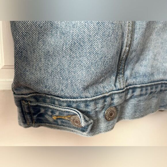 levis ex boyfriend trucker jean jacket Zippers on sleeves, distressed, size M - Picture 2 of 8